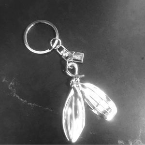 🎁 Key ring and fob with leaves and berries.